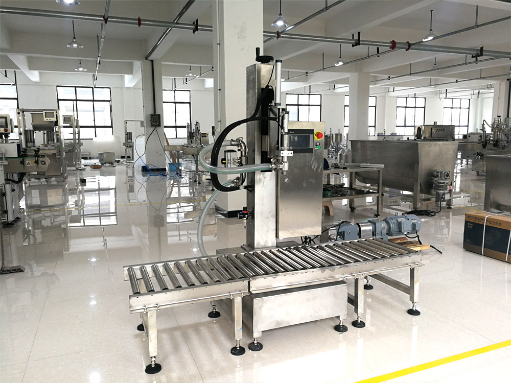 大桶稱重醬料灌裝機-桶裝醬料灌裝設備實拍圖